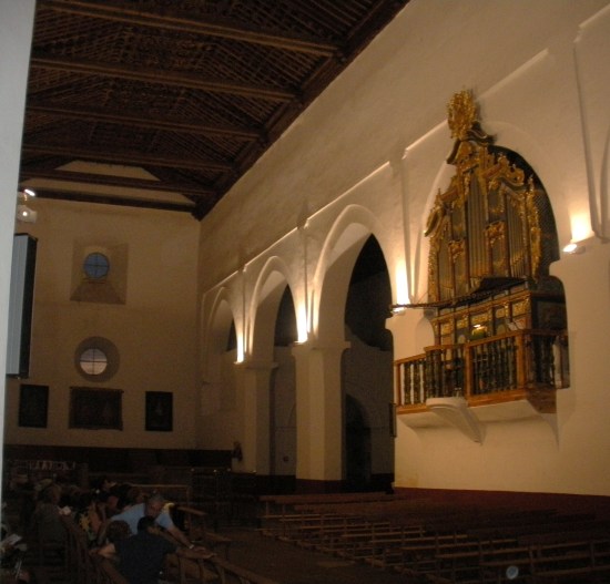 Vista oblícua con artesonado y órgano.